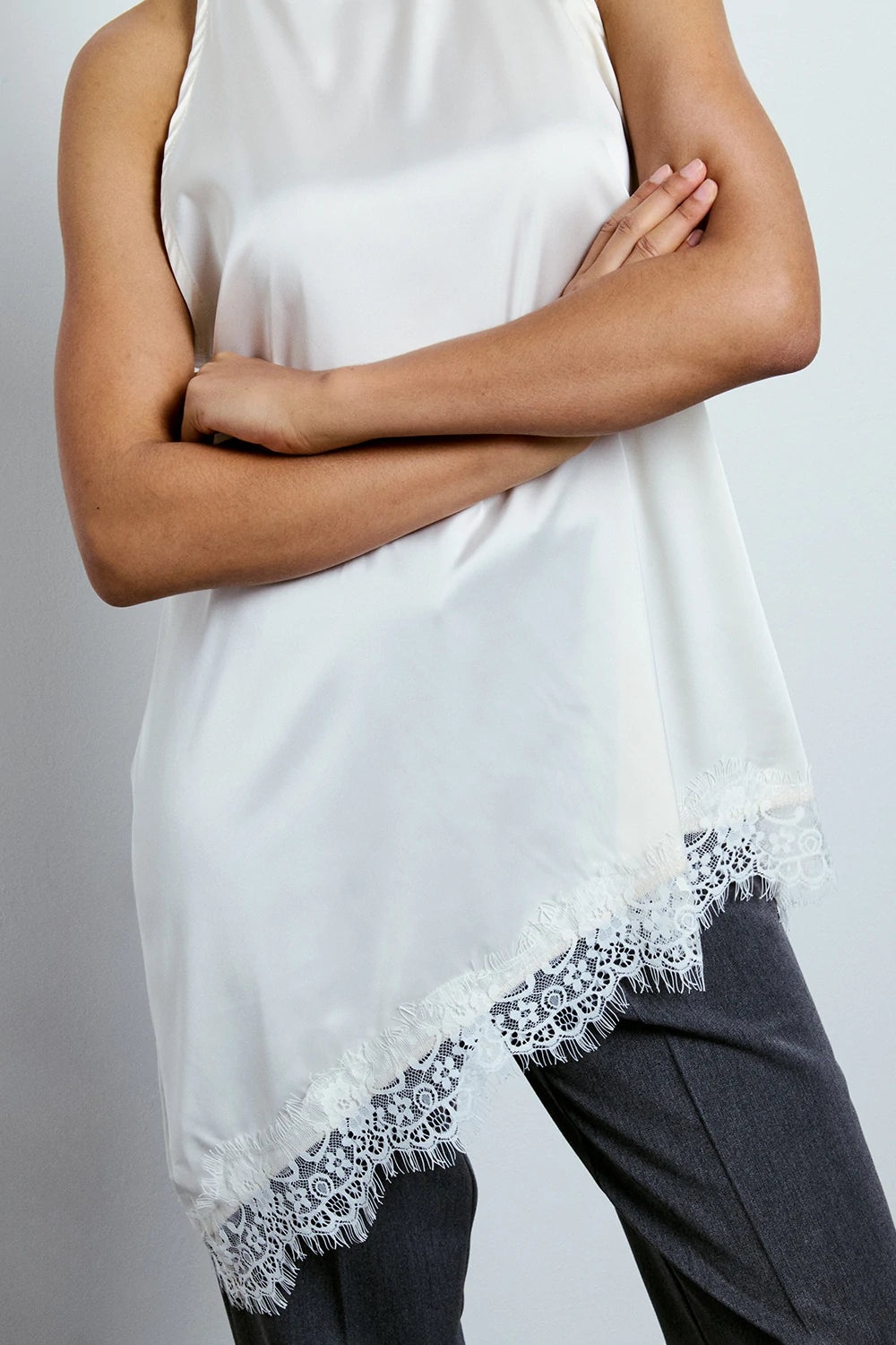 TOP HALTER ASIMMETRICO CON PIZZO PANNA