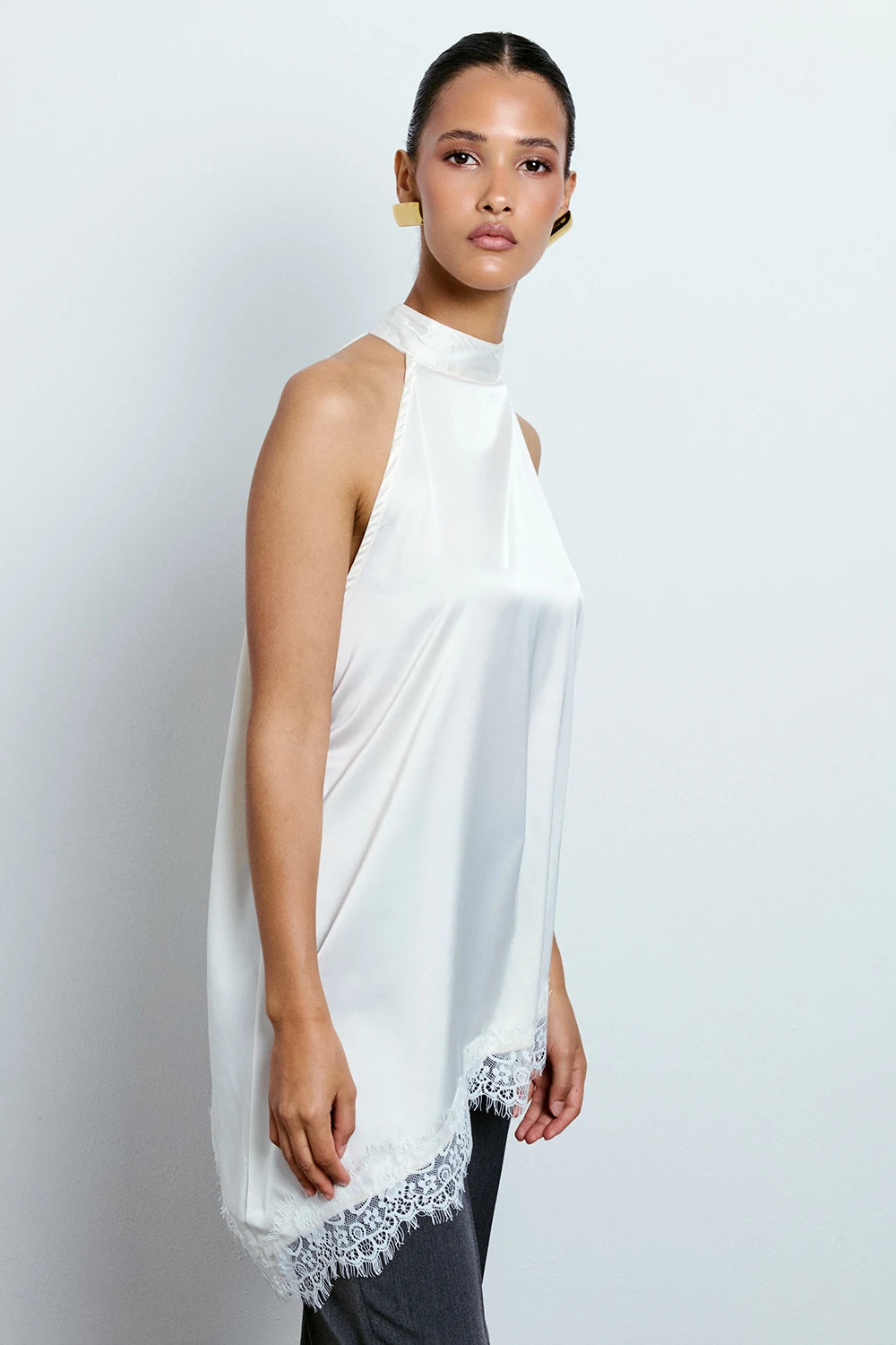 TOP HALTER ASIMMETRICO CON PIZZO PANNA
