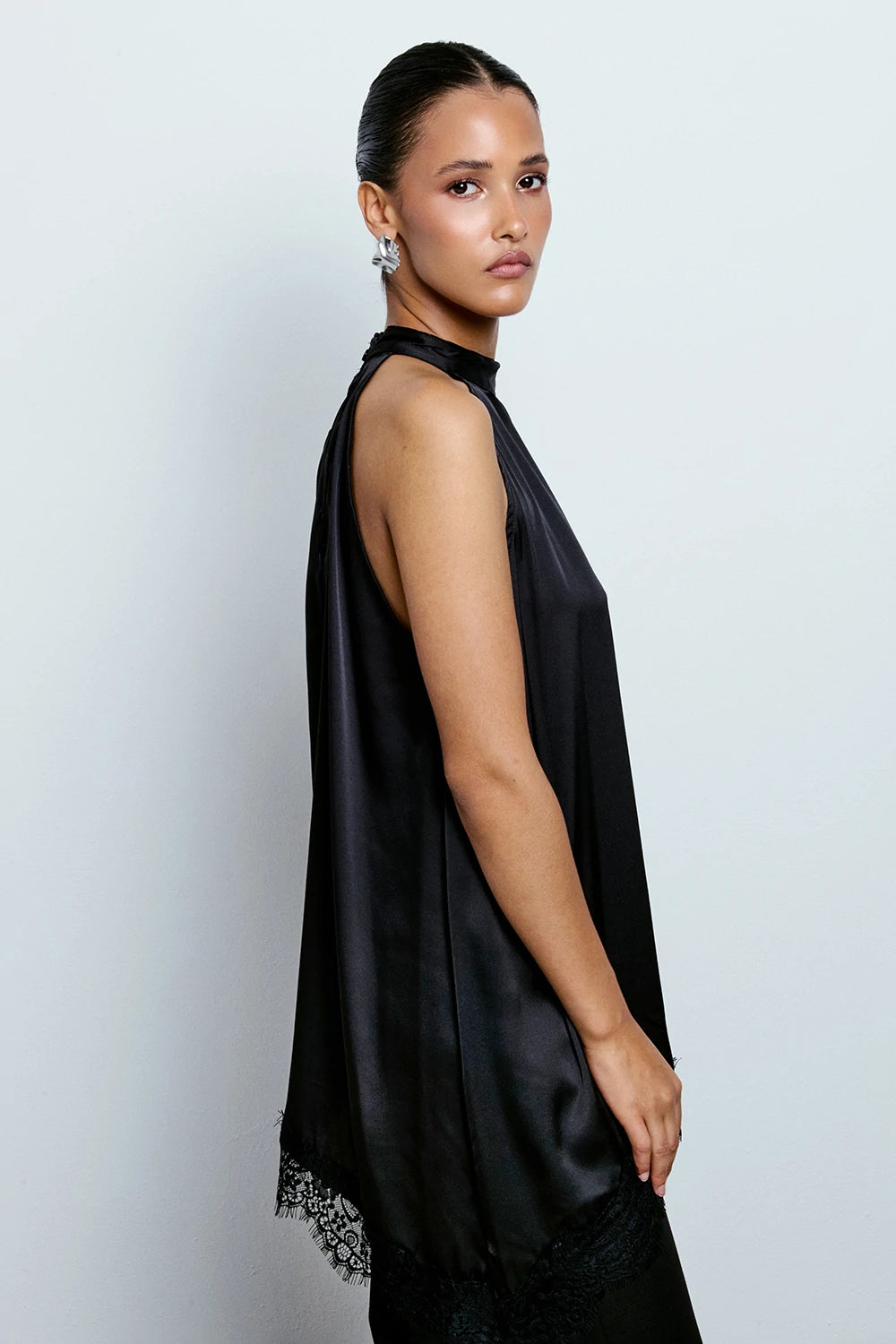 TOP HALTER ASIMMETRICO CON PIZZO NERO