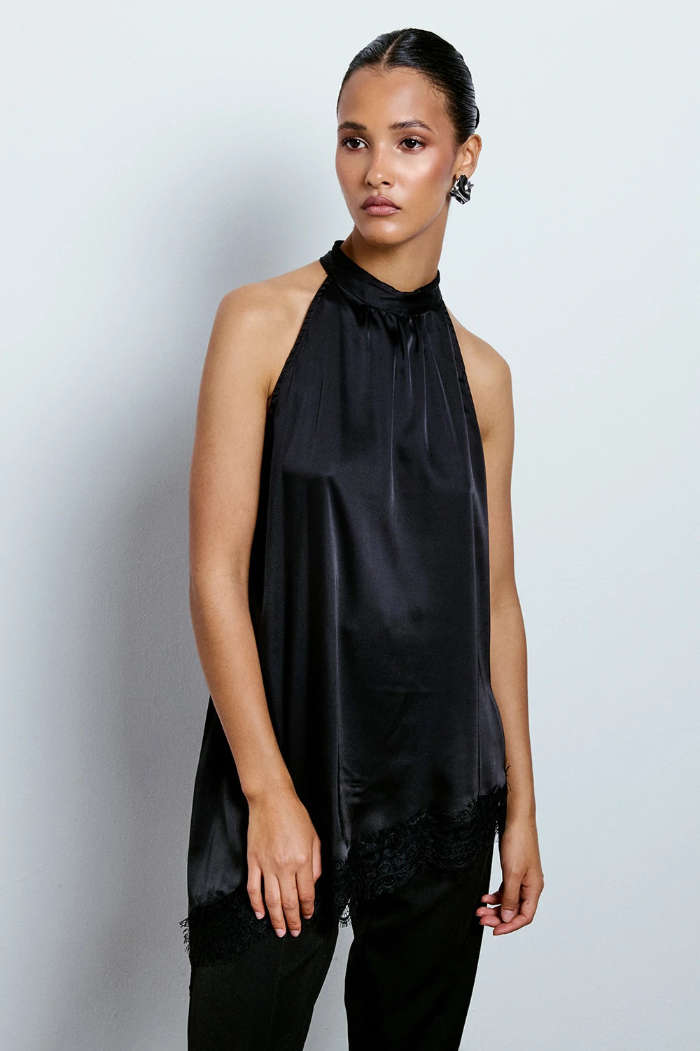 TOP HALTER ASIMMETRICO CON PIZZO NERO