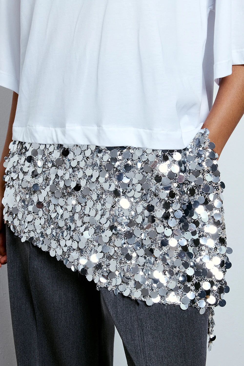 T-SHIRT ASIMMETRICA CON PAILLETTES